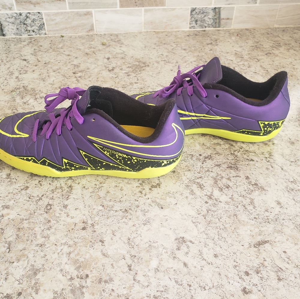 Nike non marking purple sneakers 3.5 Y - Picture 6 of 10